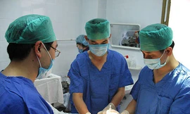 Biến dạng ngực sau tám năm chích silicon