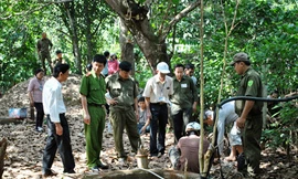Dùng máy bơm bơm nước giếng lên để truy tìm chứng cứ tại nhà vợ bí thư xã