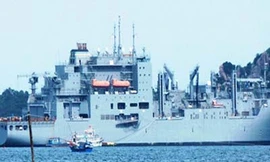 Tàu hải quân Hoa Kỳ vào vịnh Cam Ranh sửa chữa