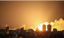 Khói bay lên ở Kiev sau cuộc tấn công bằng máy bay không người lái của Nga ngày 6/6. (Ảnh: Reuters)