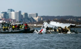 Hai máy bay đâm nhau trên không rồi rơi xuống sông Potomac. (Ảnh: AP)