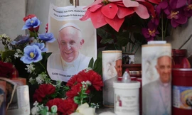 Nến và ảnh của Giáo hoàng Francis được đặt trước bệnh viện Agostino Gemelli tại Rome ngày 22/2 để cầu nguyện cho Giáo hoàng. (Ảnh AP)