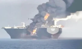 Tàu Adalynn bốc cháy sau vụ va chạm. (Ảnh: Gulf Daily News)