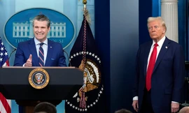 Tổng thống Donald Trump đứng cạnh khi Bộ trưởng Quốc phòng Pete Hegseth phát biểu ngày 30/1. (Ảnh: AP)