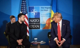 Tổng thống Mỹ Donald Trump và Tổng thống Ukraine Volodymir Zelensky trong cuộc gặp bên lề thượng đỉnh NATO tại Hà Lan ngày 25/6. (Ảnh: Reuters)