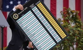 Bảng thuế mới mà ông Trump công bố ngày 2/4. (Ảnh: AP)