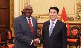 Chủ tịch nước Lương Cường tiếp Phó Chủ tịch nước Cuba Salvador Valdes Mesa. Ảnh: TTXVN 