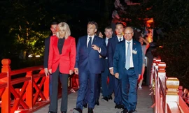 Tổng thống Pháp Emmanuel Macron và Phu nhân dạo Hồ Gươm