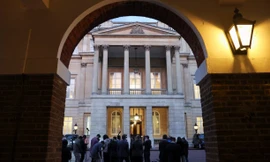 Các phóng viên chờ bên ngoài Lancaster House, nơi diễn ra cuộc đàm phán giữa hai phái đoàn Mỹ và Trung Quốc tại London. (Ảnh: Reuters)