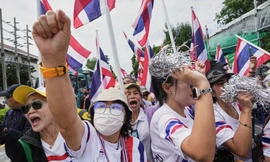 Người biểu tình tập trung trước trụ sở chính phủ Thái Lan ngày 19/6 để đòi Thủ tướng Paetongtarn Shinawatra từ chức. (Ảnh: AP)