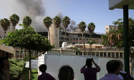 Khói bốc lên từ tòa nhà thuộc Bệnh viện Soroka của Israel sau khi trúng tên lửa Iran ngày 19/6. (Ảnh: AP)