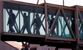 Nhóm người Venezuela bị trục xuất khỏi Mỹ ngày 3/4. (Ảnh: Reuters)