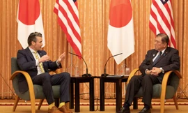 Bộ trưởng Quốc phòng Mỹ Pete Hegseth trong cuộc gặp Thủ tướng Nhật Shigeru Ishiba ngày 30/3. (Ảnh: Reuters)