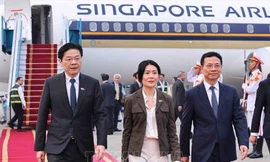 Bộ trưởng KH&CN Nguyễn Mạnh Hùng đón Thủ tướng Singapore Lawrence Wong và Phu nhân tại sân bay Nội Bài. (Ảnh: TTXVN)