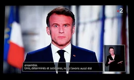 Hình ảnh Tổng thống Pháp Emmanuel Macron trong phát biểu trên truyền hình nhân dịp năm mới. (Ảnh: FT)