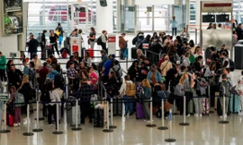 Du khách chờ làm thủ tục ở sân bay quốc tế John F. Kennedy ở TP New York, Mỹ, ngày 6/4. (Ảnh: Reuters)