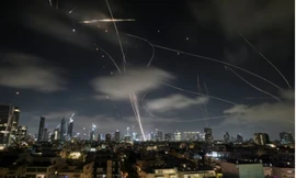 Hệ thống phòng không Israel đánh chặn tên lửa Iran bắn vào Tel Aviv ngày 18/6. (Ảnh: AP)