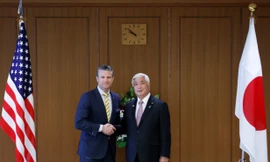 Bộ trưởng Quốc phòng Mỹ Pete Hegseth và người đồng cấp Nhật Bản Gen Nakatani trong cuộc gặp tại Tokyo ngày 30/3. (Ảnh: Reuters)