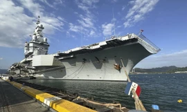 Tàu sân bay Pháp Charles de Gaulle neo tại cảng Subic ngày 23/2. (Ảnh: AP) 
