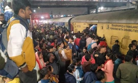 Cảnh tượng đông đúc trong ga tàu ở New Delhi ngày 15/2. (Ảnh: AP)