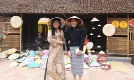 Phu nhân hai Thủ tướng Việt Nam và Singapore đội nón lá, thăm Bảo tàng Dân tộc học