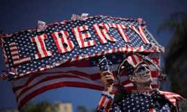 Một người tham gia phong trào biểu tình "Hands Off" ở California ngày 5/4. (Ảnh: Reuters)