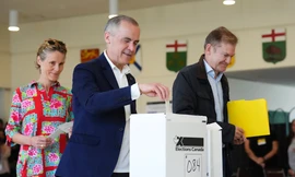 Thủ tướng Canada Mark Carney bỏ phiếu ở Ottawa ngày 28/4. (Ảnh: AP)