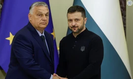 Thủ tướng Hungary Viktor Orban và Tổng thống Ukraine Volodymir Zelensky bắt tay tại cuộc họp báo chung ở Kiev tháng 7/2024. (Ảnh: Reuters)