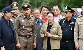 Thủ tướng Thái Lan Paetongtarn Shinawatra cùng Bộ trưởng Quốc phòng Phumtham Wechayachai và Bộ trưởng Nội vụ Anutin Charnvirakul thị sát vùng biên giới ngày 11/6. (Ảnh: CNA)