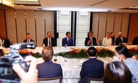 Bộ trưởng Quốc phòng Mỹ Pete Hegseth, Bộ trưởng Quốc phòng Singapore Chan Chun Sing và Cao uỷ phụ trách đối ngoại và an ninh EU Kaja Kallas dự bữa tối bên lề Đối thoại Shangri-La ở Singapore ngày 31/5. (Ảnh: Reuters)