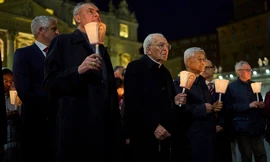 Một số hồng y tham dự buổi cầu nguyện trên Quảng trường Thánh Peter ngày 3/5. (Ảnh: AP)