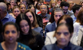 Những người nhập cư chờ vào lễ nhập tịch tại Thư viện Tổng thống John F. Kennedy ở Boston, Massachusetts, ngày 11/3. (Ảnh: Reuters)