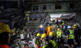 Lực lượng cứu hộ tìm kiếm các nạn nhân vụ động đất ở Mandalay ngày 30/3. (Ảnh: Reuters)