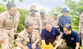 Thứ trưởng Đỗ Hùng Việt cùng Đại sứ Marc Knapper ấn nút nổ bom chùm còn sót lại ở tỉnh Quảng Trị. (Ảnh: TTXVN)