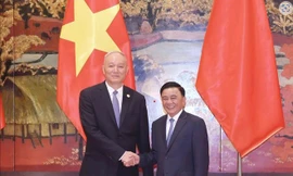 Đồng chí Trần Cẩm Tú hội đàm với đồng chí Thái Kỳ. (Ảnh: TTXVN)