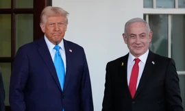 Tổng thống Mỹ Donald Trump và Thủ tướng Israel Benjamin Netanyahu trong cuộc gặp tại Nhà Trắng ngày 4/2. (Ảnh: AP)