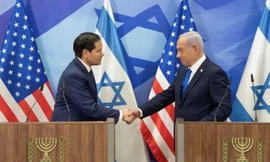 Ngoại trưởng Mỹ Marco Rubia và Thủ tướng Israel Benjamin Netanyahu bắt tay trong cuộc họp báo ngày 16/2. (Ảnh: AP)
