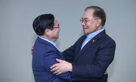 Thủ tướng Phạm Minh Chính và Thủ tướng Malaysia Anwar Ibrahim trong cuộc gặp tại Brazil. Ảnh: VGP
