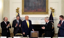 Tổng thống Mỹ Donald Trump dự hội nghị thượng đỉnh về tiền điện tử tại Nhà Trắng ngày 7/3. (Ảnh: Reuters)