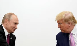 Tổng thống Nga Vladimir Putin và Tổng thống Mỹ Donald Trump trong cuộc gặp ở Osaka năm 2019. (Ảnh: Reuters)
