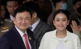 Thủ tướng Thái Lan Paetongtarn Shinawatra và cha bà - cựu Thủ tướng Thaksin Shinawatra . (Ảnh: AP) 
