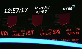 Màn hình hiển thị các chỉ số tài chính khi trên sàn giao dịch chứng khoán New York ngày 3/4. (Ảnh: AP)