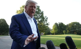 Tổng thống Mỹ Donald Trump phát biểu với các phóng viên trước khi lên đường đến Hà Lan dự thượng đỉnh NATO. (Ảnh: Reuters)