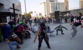 Cảnh sát trấn áp người biểu tình phản đối truy quét nhập cư ở Los Angeles ngày 6/6. (Ảnh: Reuters)