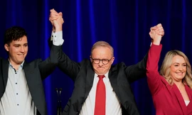 Thủ tướng Úc Anthony Albanese (giữa) ăn mừng chiến thắng bầu cử. (Ảnh: AP)