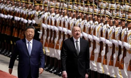 Chủ tịch Trung Quốc Tập Cận Bình và Tổng thống Azerbaijan Ilham Aliyev duyệt đội danh dự trong lễ đón ngày 23/4. (Ảnh: Reuters)