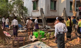 Các tình nguyện viên tìm kiếm những nạn nhân gần tòa nhà bị hư hại sau động đất ở Naypyitaw, Myanmar ngày 28/3. (Ảnh: AP)