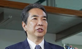 Ông Taku Eto phát biểu với các phóng viên bên ngoài Văn phòng thủ tướng Nhật Bản ngày 21/5. (Ảnh: Kyodo)