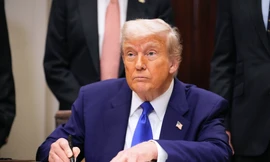 Tổng thống Mỹ Donald Trump ký sắc lệnh yêu cầu giảm giá thuốc ngày 12/5. (Ảnh: AP) 