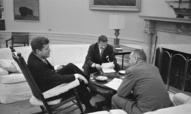 (Từ trái sang) Tổng thống John F. Kennedy, Bộ trưởng Quốc phòng Robert McNamara và Phó Tổng thống Lyndon B. Johnson nói chuyện tại Nhà Trắng vào tháng 3/1961. (Ảnh: AP)
